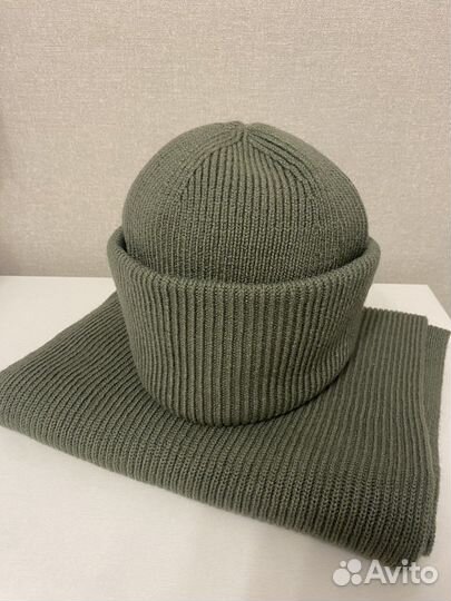 Вязаная шапка с шарфом