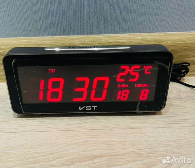 Часы электронные с датчиком температуры