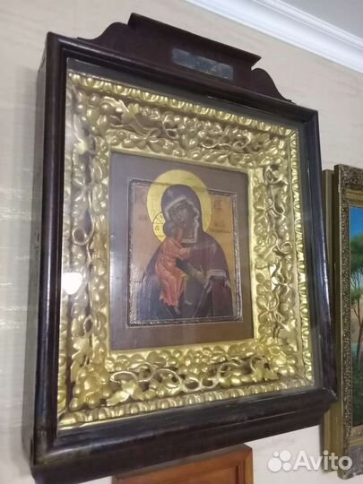 Старинные иконы в киоте