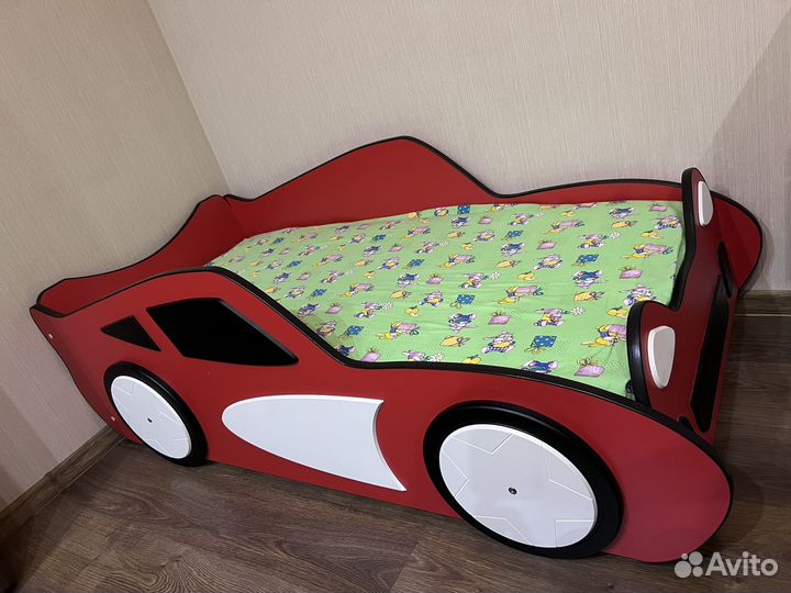 Детская кровать машина с матрасом + комплект белья