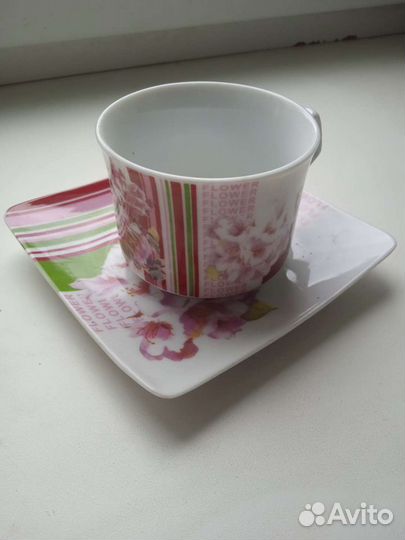 Кофейные чашки с блюдцами