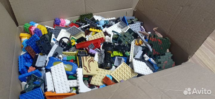 Лего россыпью и разные игрушки