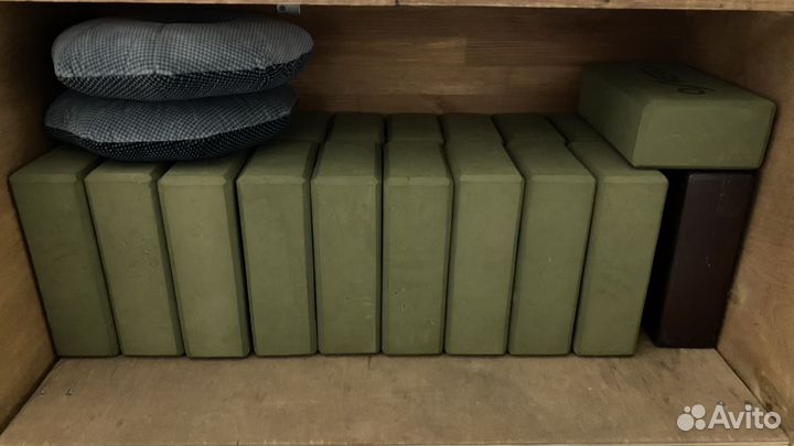 Роллы, кирпичи, мячи, коврики для йоги и пилатеса