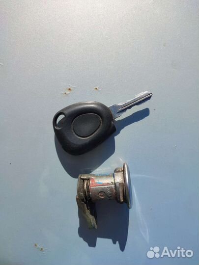 Личинка замка с ключом на renault logan 1