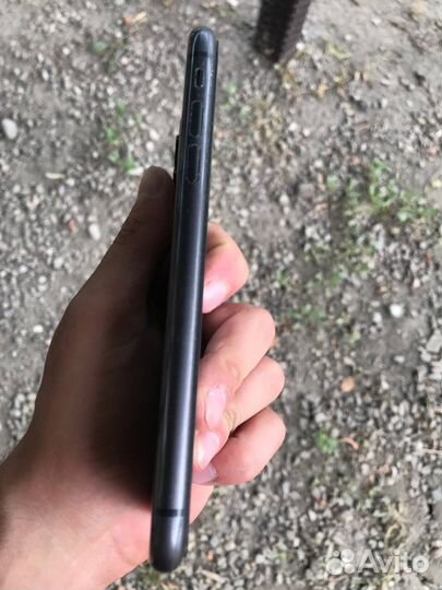 Телефон iPhone 11