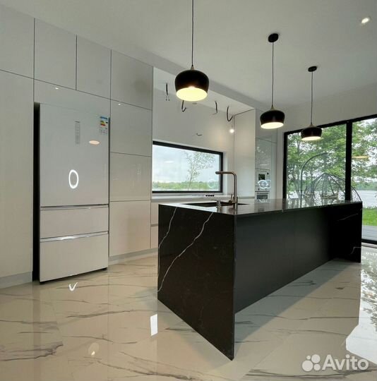 Кухня с каменным островом