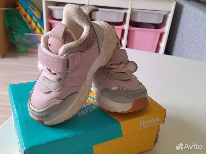 Кроссовки для девочки