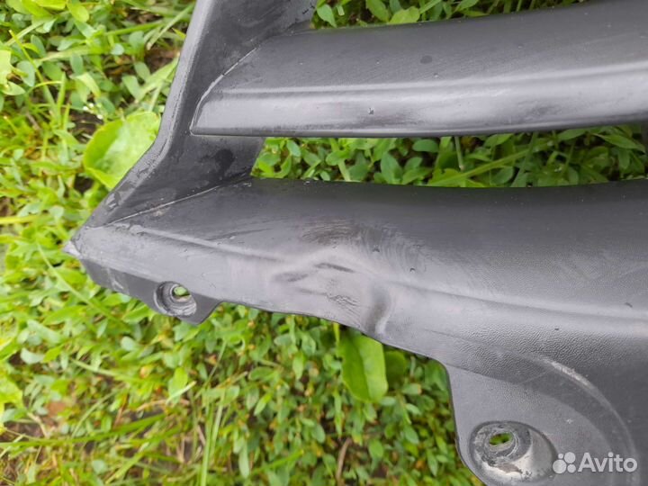 Решетка,молдинг бампера гранта fl