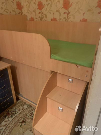 Детская кровать чердак со столом и шкафом