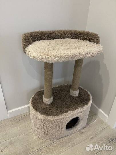 Кошачий домик с когтеточкой