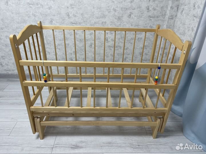 Детская кроватка с маятником