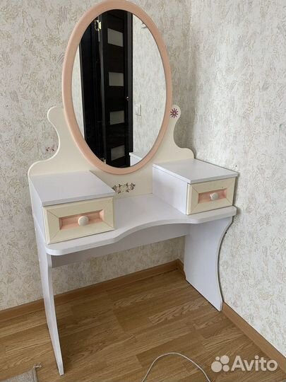 Туалетный столик для девочки с зеркалом