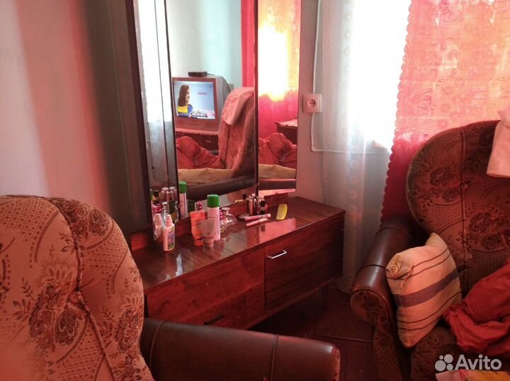 Трюмо,диван