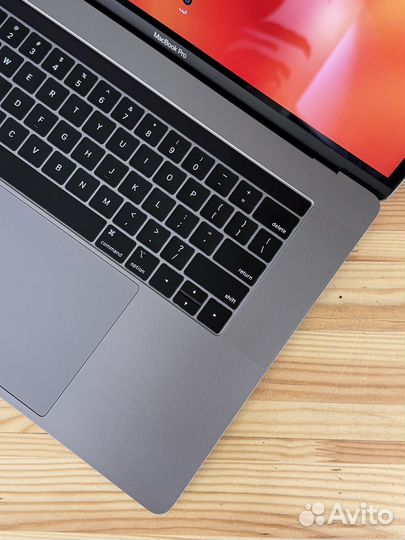 Топовый MacBook Pro 15 c True Tone, 16GB и 512GB