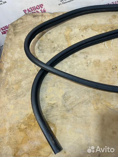 Уплотнитель задней левой двери Mitsubishi Lancer 1