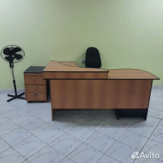Угловой письменный стол с тумбочкой