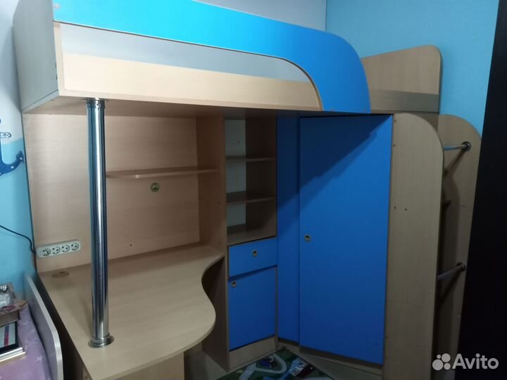 Кровать чердак со столом и шкафом