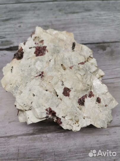 Эвдиалит в альбите