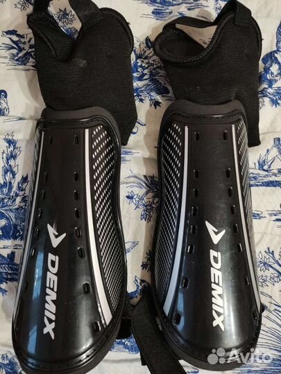 Щитки футбольные