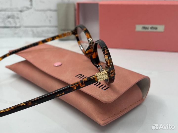 Солнцезащитные очки Miu Miu