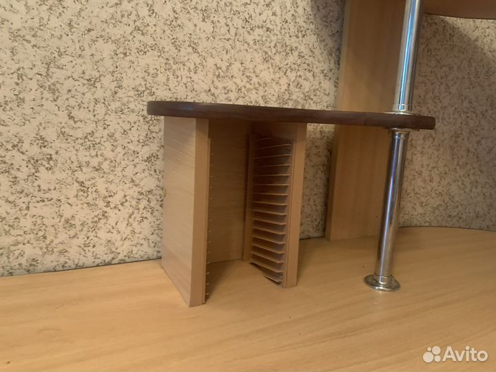 Угловой компьютерный стол