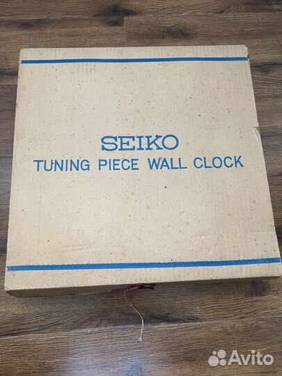 Настенные часы Seiko