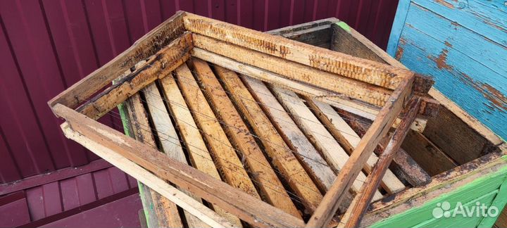 Ульи пчелиные и инвентарь