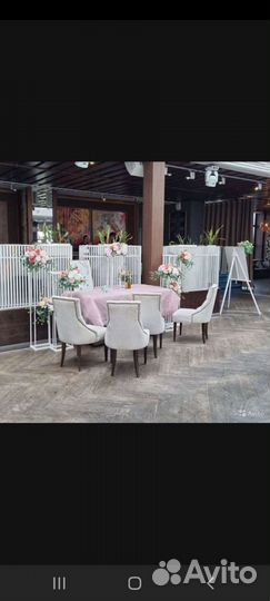 Стойки с цветами для украшения зала