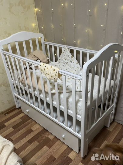 Детская кроватка с универсальным маятником