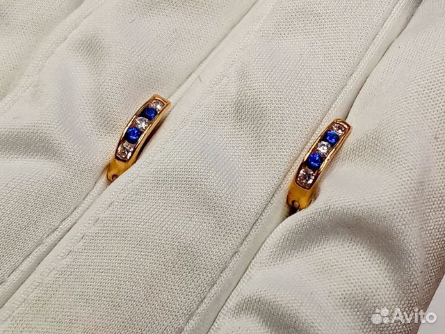 Золотые серьги с камнем