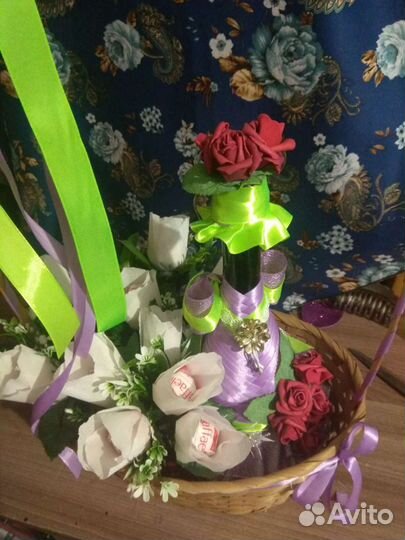 Корзина с напитком и конфетами