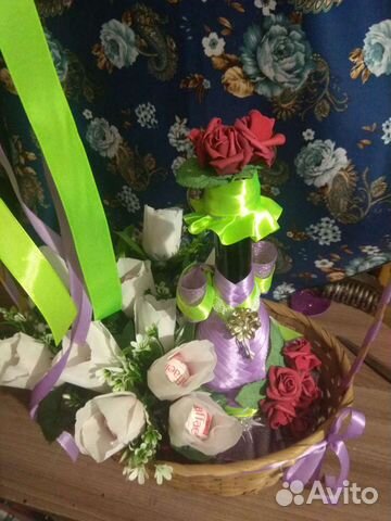 Корзина с напитком и конфетами