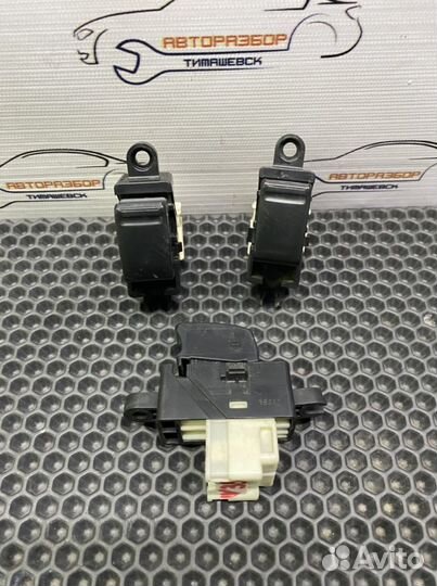 Кнопка стеклоподъемника Nissan Skyline V35