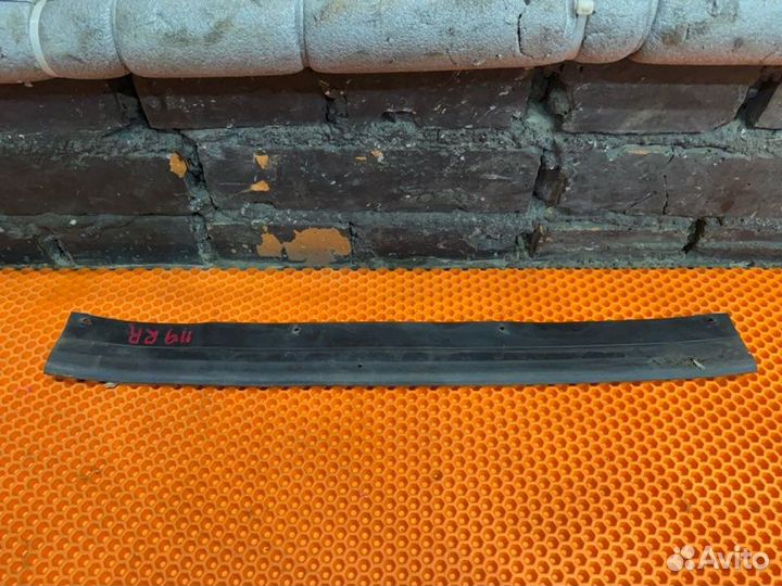 Уплотнительная резинка двери задняя правая Nissan