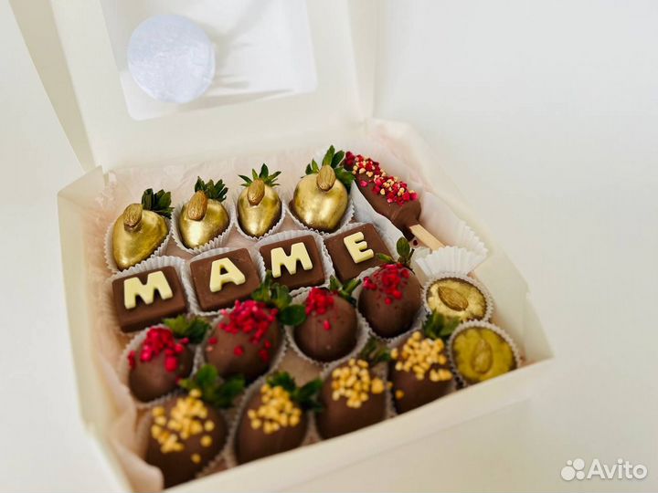 Букет из клубники в шоколаде с цветами