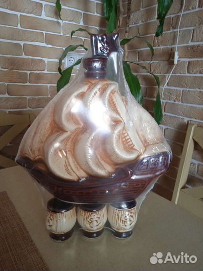 Керамический кувшин-корабль с рюмками