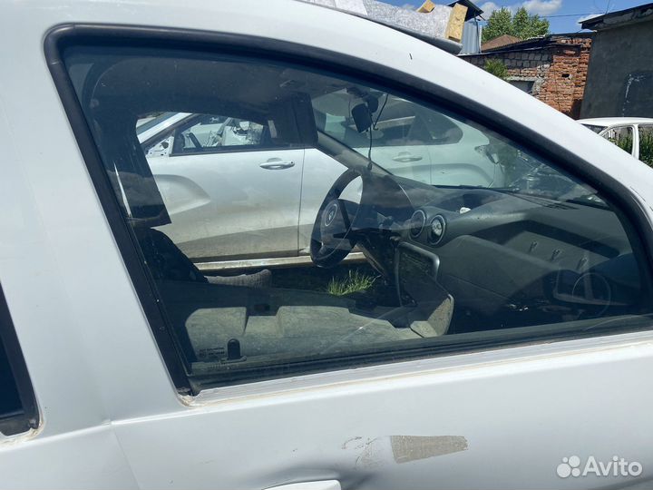 Переднее левая стекло renault duster