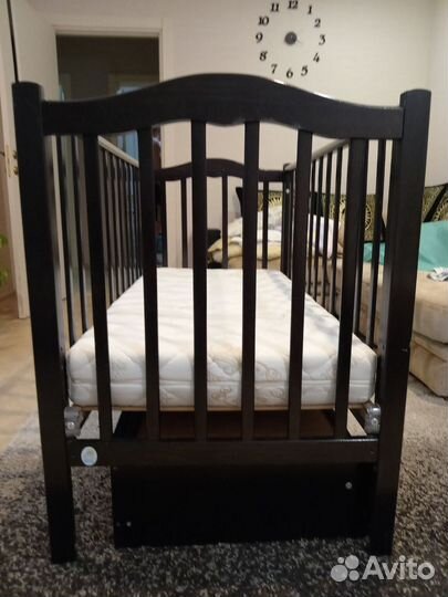 Детская кровать с маятником