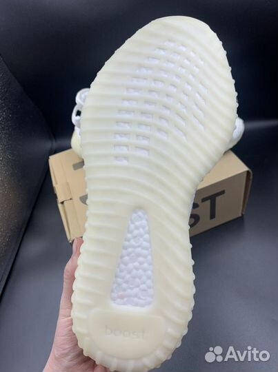 Белые кроссовки yeezy boost 350