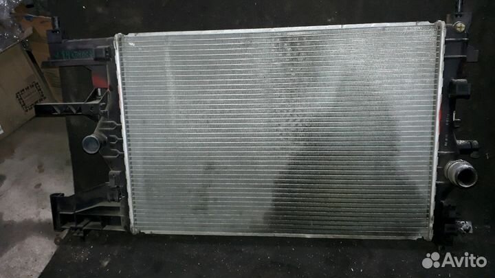 13281773 Радиатор охлаждения на опель астра