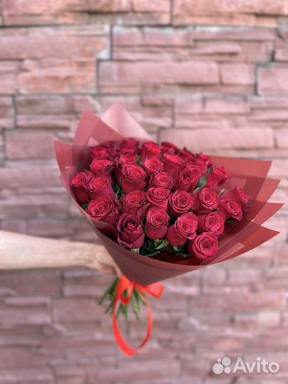 Шикарный букет роз красных