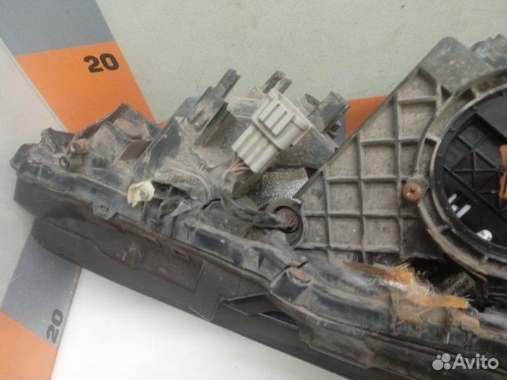 Фара правая Infiniti QX56/QX80