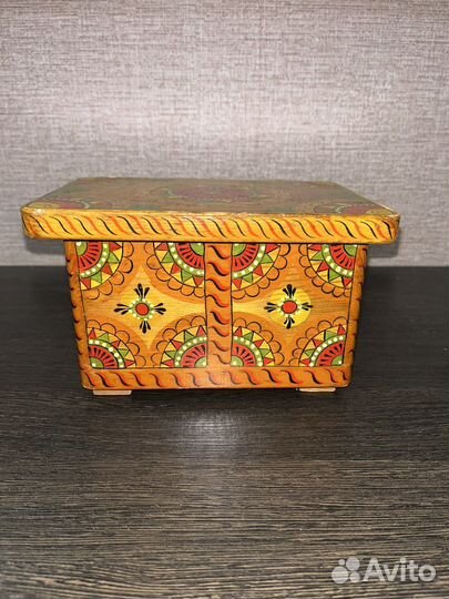Деревянная шкатулка
