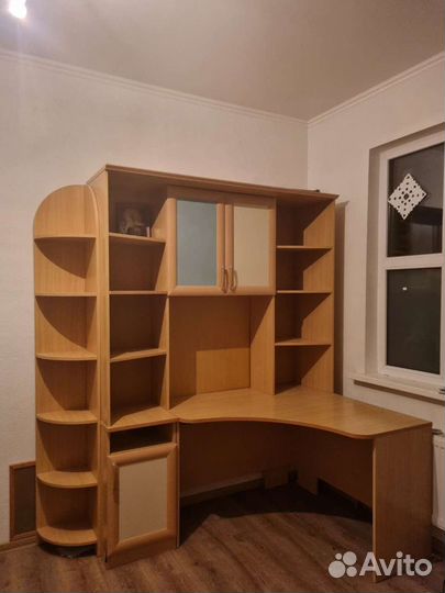 Рабочий стол для школьника, шкаф
