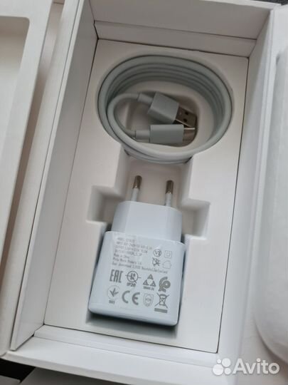 Зарадка USB Type-C и щёточка в фирменной коробке