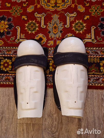 Щитки хоккейные 14