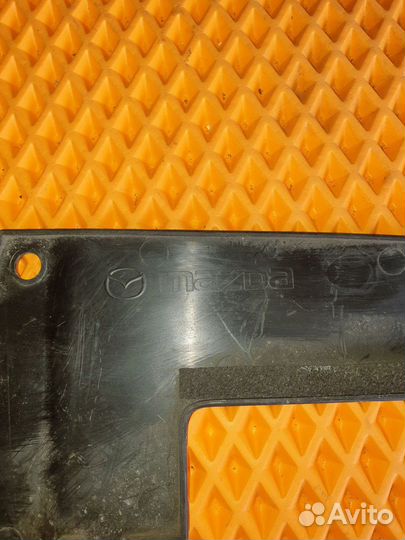 Кожух замка капота Mazda 3 BM