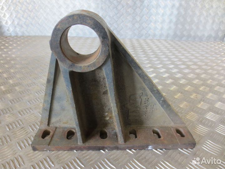 Кронштейн цилиндра подъема кузова hyva 01509130