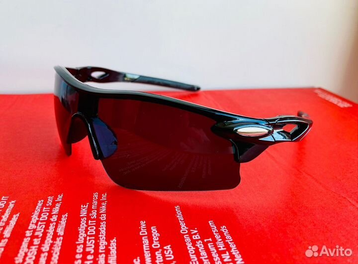 Чёрные спортивные солнцезащитные очки