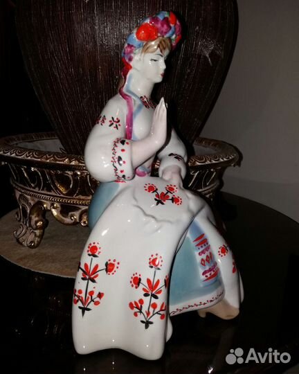 Фарфоровая статуэтка СССР Вышивальщица